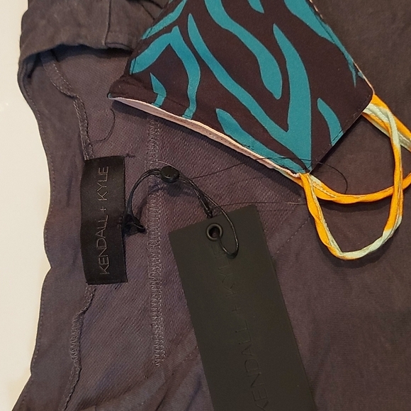 Kendall + Kylie womens Puff Sleeve V-Neck - Amazon Exclusive Sweatshirt - Picture 8 of 8